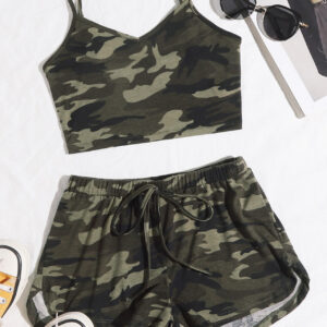 Kadın Kamuflaj Desenli Askılı Crop Top Ve Şortlu Gecelik Takım – Modern, Konforlu Ve Günlük Kombinlere Uygun