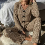 Kadın Uzun Kollu Leopar Desenli Fiyonklu Ev Giyim Pijama Takımı